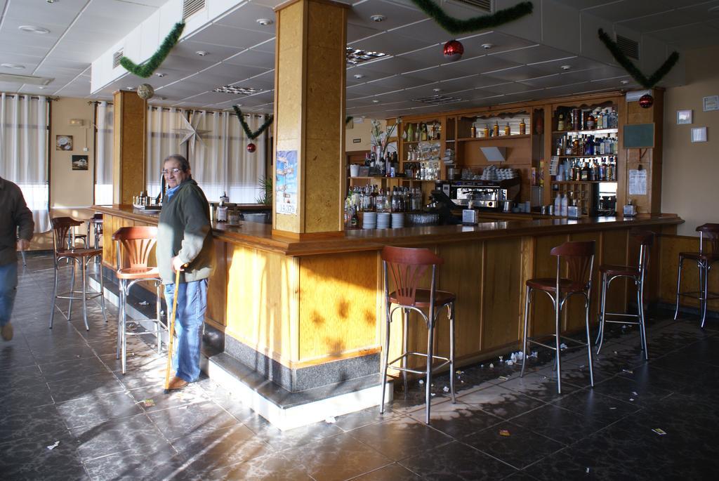 Hostal Velasco Valdelacalzada Buitenkant foto